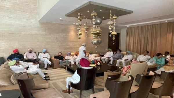 ସିଦ୍ଧୁ କାହିଁକି ? ଜନସାଧାରଣଙ୍କୁ କ୍ଷମା ମାଗନ୍ତୁ ସିଏମ ଅମରିନ୍ଦର ସିଂ, ନବଜୋତ ସିଂ ସିଦ୍ଧୁଙ୍କ ସମର୍ଥକ ବିଧାୟକଙ୍କ କାଉଣ୍ଟର