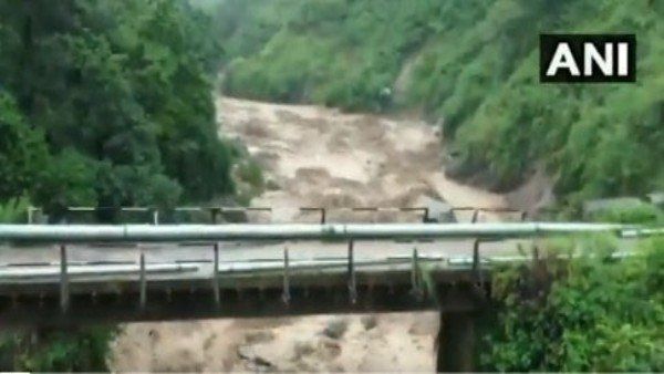 ହିମାଚଳ ପ୍ରଦେଶ : ପ୍ରବଳ ବର୍ଷା ପରେ କାଙ୍ଗ୍ରାରେ ଭୂସ୍ଖଳନରେ ବୋହିଗଲା 6 ଟି ଘର, 10 ରୁ ଅଧିକ ଲୋକ ଫଶି ରହିଥିବା ଆଶଙ୍କା