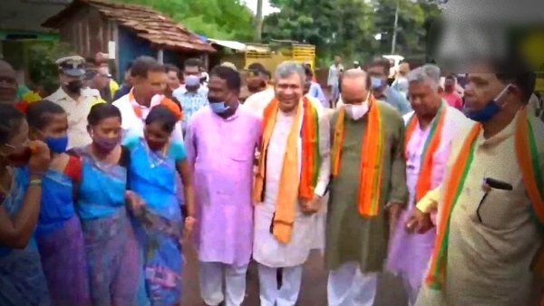 ଜନ ଆଶୀର୍ବାଦ ଯାତ୍ରାରେ ଆଦିବାସୀଙ୍କ ସହ ନାଚିଲେ ରେଳମନ୍ତ୍ରୀ