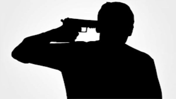 ପୋଲିସ ଆଗରେ ନିଜକୁ ଗୁଳି କରି ଆତ୍ମହତ୍ୟା କଲେ ସୁରକ୍ଷାକର୍ମୀ