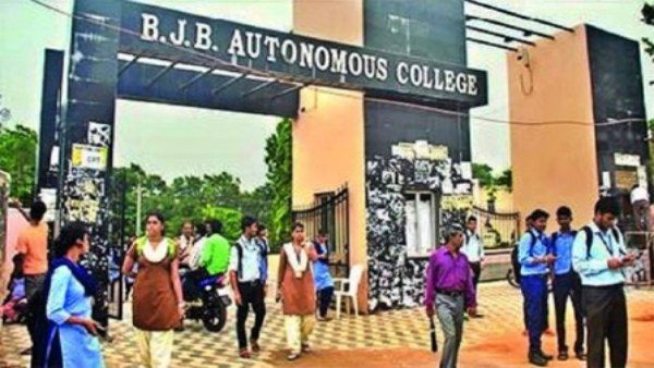 ବିଜେବି କଲେଜରେ ଗୋଷ୍ଠୀ ସଂଘର୍ଷ, ଦୁଇ ହଷ୍ଟେଲ ଛାତ୍ରଙ୍କ ମଧ୍ୟରେ ପିଟାପିଟି