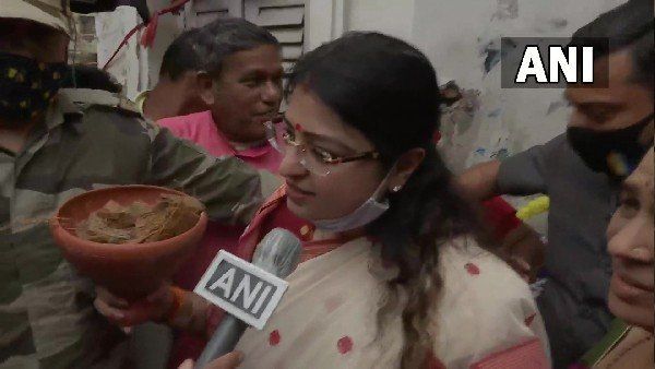 ବଙ୍ଗଳା ଉପ-ନିର୍ବାଚନ : ଭବାନୀପୁର ବିଜେପି ପ୍ରାର୍ଥୀ ପ୍ରିୟଙ୍କାଙ୍କୁ ରିଟର୍ଣ୍ଣିଂ ଅଫିସରଙ୍କ ନୋଟିସ