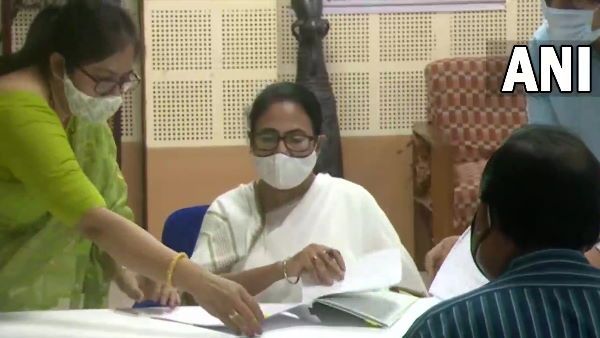 ଭବାନୀପୁର ଆସନରୁ ନାମାଙ୍କନପତ୍ର ଦାଖଲ କଲେ ମମତା ବାନାର୍ଜୀ, ବିଜେପିର ପ୍ରିୟଙ୍କାଙ୍କ ସହ ହେବ ମୁକାବିଲା