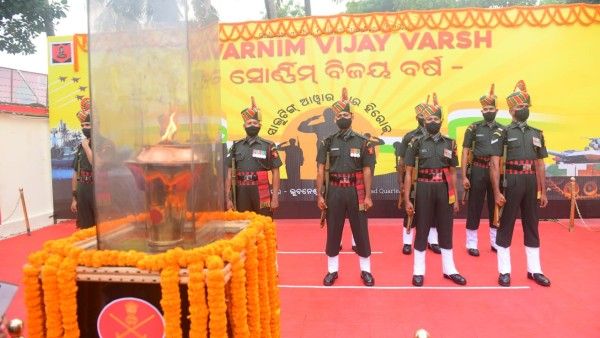 ଭୁବନେଶ୍ବରରେ ପହଞ୍ଚିଲା ସ୍ୱର୍ଣ୍ଣିମ ବିଜୟ ମଶାଲ, ଭବ୍ୟ ସ୍ଵାଗତ ସମବର୍ଦ୍ଧନା ସହ ଆଜି ରହିବ 120 ବାଟାଲିୟନ ପରିସରରେ