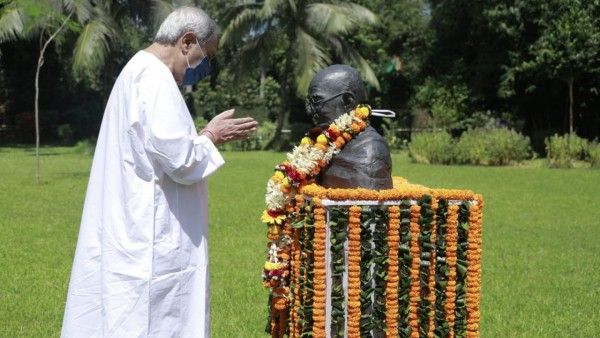 ଗାନ୍ଧୀଜୀଙ୍କୁ ଶ୍ରଦ୍ଧାଞ୍ଜଳି ଅର୍ପଣ କଲେ ମୁଖ୍ୟମନ୍ତ୍ରୀ ନବୀନ ପଟ୍ଟନାୟକ