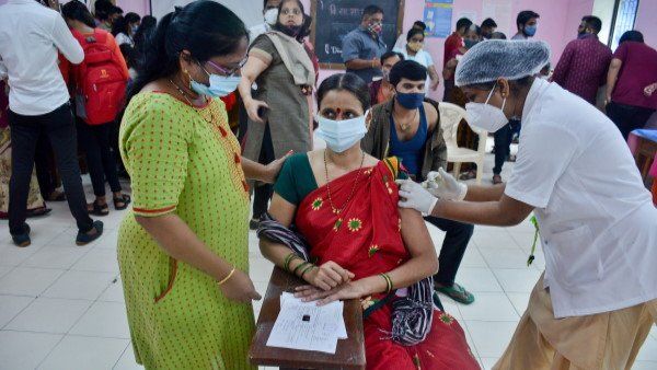 କରୋନା ଟୀକାକରଣ ଅଭିଯାନ : ଦେଶରେ ପାର୍ ହେଲା 95 କୋଟି ଡୋଜ୍ ଟୀକାକରଣ, 100 କୋଟି ଉପରେ ସରକାରଙ୍କ ଲକ୍ଷ୍ୟ