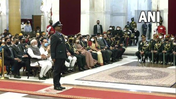 ବୀର ଚକ୍ର ସମ୍ମାନରେ ସମ୍ମାନିତ ହେଲେ ଅଭିନନ୍ଦନ