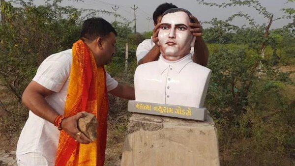 ଗୁଜୁରାଟ : ଜାମନଗରରେ ହିନ୍ଦୁ ସେନା ସ୍ଥାପନା କଲେ ଗୋଡସେଙ୍କ ପ୍ରତିମୂର୍ତ୍ତି, ଭାଙ୍ଗିଦେଲେ କଂଗ୍ରେସ କର୍ମୀ