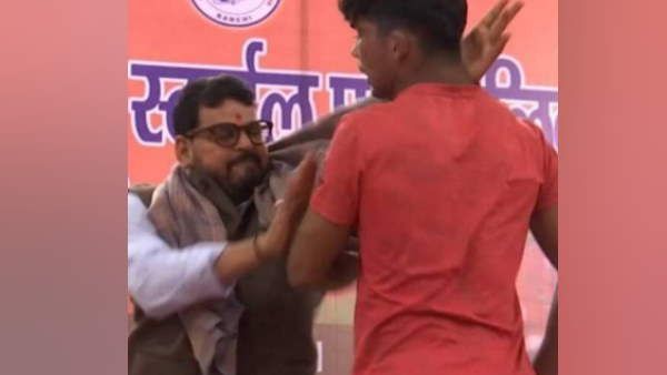 ବିଜେପି ସାଂସଦଙ୍କ ଦବଙ୍ଗଗିରି, ମଞ୍ଚ ଉପରେ ଖେଳାଳିଙ୍କୁ ମାରିଲେ ଚାପୁଡ଼ା