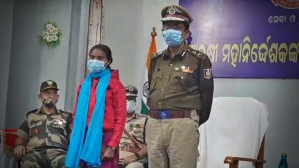 ସ୍ୱାଭିମାନ ଅଞ୍ଚଳରେ ଡିଜିପି, ଆତ୍ମ ସମର୍ପଣ କଲେ ମହିଳା ମାଓବାଦୀ