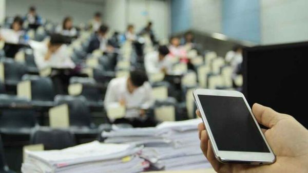 ଏଣିକି ପାଠପଢା ବେଳେ ଶିକ୍ଷକ-ଶିକ୍ଷୟିତ୍ରୀଙ୍କୁ ମୋବାଇଲ ମନା