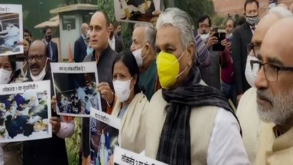 ଶୀତକାଳୀନ ଅଧିବେଶନ : ନିଲମ୍ବିତ 12 ଜଣ ସାଂସଦଙ୍କ ଧାରଣା ବିରୋଧରେ ବିଜେପି ସାଂସଦଙ୍କ ପ୍ରଦର୍ଶନ