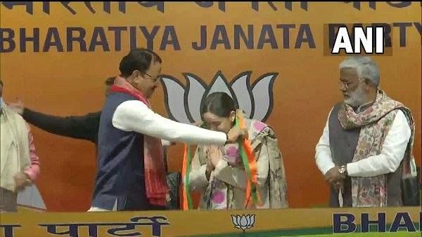 ବିଜେପିରେ ସାମିଲ ହେଲେ ଅପର୍ଣ୍ଣା ଯାଦବ, ଲକ୍ଷ୍ନୌରୁ କରିପାରନ୍ତି ପ୍ରତିଦ୍ୱନ୍ଦ୍ୱିତା