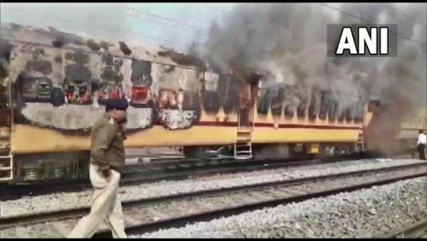 RRB NTPC Protest: ରେଲୱେ ପରୀକ୍ଷାରେ ଅନିୟମିତତା ପାଇଁ ଟ୍ରେନ୍ ବଗିରେ ନିଆଁ ଲଗାଇଲେ ଛାତ୍ରଛାତ୍ରୀ