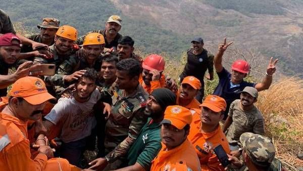 ପାହାଡ଼ ପଥର ସନ୍ଧିରେ ଫସି ରହିଥିବା ଯୁବକଙ୍କୁ ଉଦ୍ଧାର କଲା ସେନା