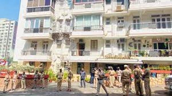 ସୁର ସମ୍ରାଜ୍ଞୀଙ୍କ ଅନ୍ତିମ ସଂସ୍କାର: ଶ୍ରଦ୍ଧାଞ୍ଜଳି ଦେବାକୁ ବାସଭବନ ପହଞ୍ଚିଲେ ଅମିତାବ ବଚ୍ଚନ,