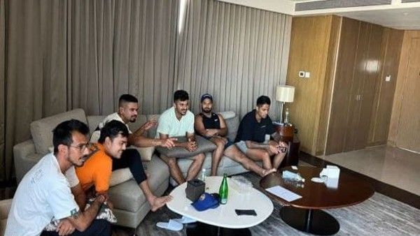 ହୋଟେଲ ରୁମରେ ସାମୁହିକ ଅକ୍ସନ ଦେଖୁଛନ୍ତି ଟିମ ଇଣ୍ଡିଆ ଖେଳାଳି, ଫୋଟୋ ଶେୟାର କଲେ ରୋହିତ