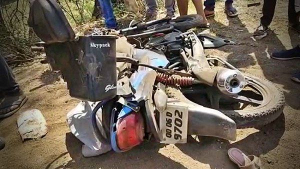 ବାଇକକୁ ପିଟିଦେଲା ଟ୍ରକ୍‌, ଘଟଣାସ୍ଥଳରେ ଚାଲିଗଲା ବାପା ଝିଅଙ୍କ ଜୀବନ