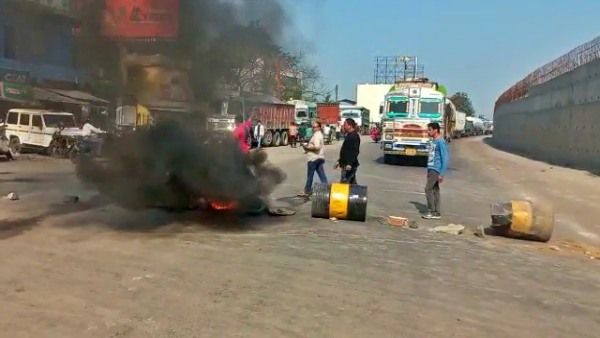 ସମ୍ବଲପୁରରେ ଟ୍ରକ ଧକ୍କାରେ ଆଇନଜୀବୀଙ୍କ ମୃତ୍ୟୁ, ସର୍ଲା ଛକରେ ଉତ୍ତ୍ୟେକ୍ତ ଲୋକେ ଜାଳିଦେଲେ ଅଙ୍ଗୁର ବୋଝେଇ ଟ୍ରକ