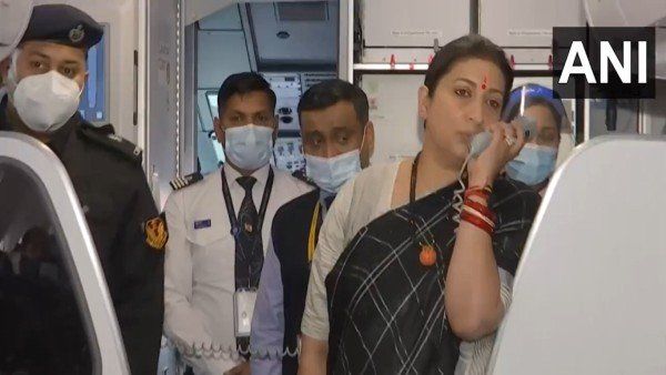 ୟୁକ୍ରେନରୁ ଫେରିଥିବା ଛାତ୍ରଛାତ୍ରୀଙ୍କୁ ଭେଟିବା ପାଇଁ ପହଞ୍ଚିଲେ ସ୍ମୃତି ଇରାନୀ ଏବଂ ରାଜୀବ ଚନ୍ଦ୍ରଶେଖର