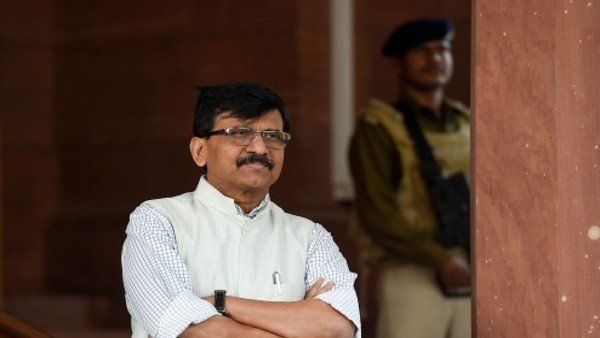 ଟଙ୍କା ହେରଫେର୍ ମାମଲାରେ ଗିରଫ ହୋଇଥିବା ୟୁସୁଫ୍ ଲକଡ଼ାୱାଲା ଠାରୁ ଋଣ ନେଇଛନ୍ତି ନବନୀତ ରାଣା - ସଞ୍ଜୟ ରାଉତଙ୍କ ଆରୋପ