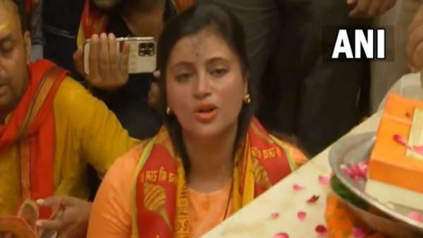 ଦିଲ୍ଲୀରେ ସ୍ୱାମୀଙ୍କ ସହ ହନୁମାନ ଚାଲିସା ପାଠ କଲେ ସାଂସଦ ନବନୀତ୍ ରାଣା