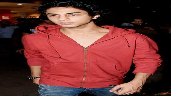 ପୁଣି ଅଡୁଆରେ ଆର୍ଯ୍ୟନ ଖାନ, ସୋସିଆଲ ମିଡିଆରେ ଭିଡିଓ ଭାଇରାଲ