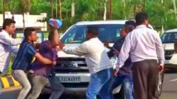 ସକାଳେ ଟମାଟୋ, ଅପରାହ୍ନରେ ସମ୍ବିତ ପାତ୍ରଙ୍କ ଗାଡି ଉପରକୁ କାଳି ମାଡ