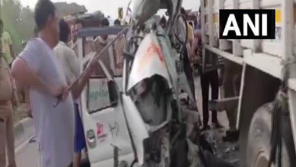 ଆମ୍ବୁଲାନ୍ସ ଏବଂ କ୍ୟାଣ୍ଟର ମଧ୍ୟରେ ଧକ୍କା, ପ୍ରାଣ ହରାଇଲେ 7 ଜଣ