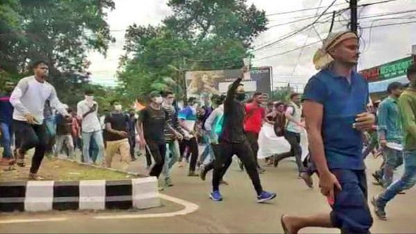 'ଅଗ୍ନିପଥ' ବିରୋଧୀ ଆନ୍ଦୋଳନ: ବିକ୍ଷୋଭକାରୀଙ୍କୁ ବୁଝାଇଲେ କଟକ ଡିସିପି ପିନାକ ମିଶ୍ର