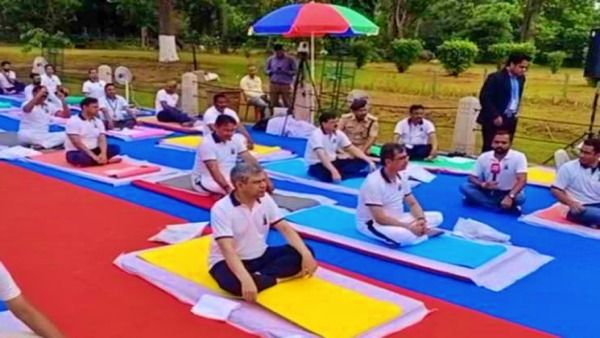 କୋଣାର୍କ ସୂର୍ଯ୍ୟ ମନ୍ଦିର ପରିସରରେ ଯୋଗ କଲେ କେନ୍ଦ୍ରମନ୍ତ୍ରୀ ଅଶ୍ୱିନୀ ବୈଷ୍ଣବ