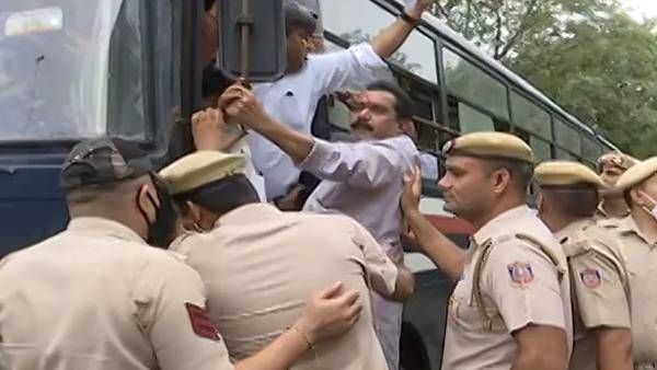 ରାହୁଲ ଗାନ୍ଧୀଙ୍କୁ ଇଡି ନୋଟିସ୍ ବିରୋଧରେ ପ୍ରଦର୍ଶନକାରୀ କଂଗ୍ରେସ କର୍ମୀଙ୍କୁ ଗିରଫ କଲା ପୋଲିସ୍