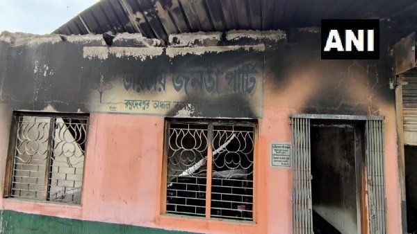 ମହମ୍ମଦଙ୍କ ଉପରେ ବିବାଦୀୟ ମନ୍ତବ୍ୟ : ବଙ୍ଗଳାରେ ବିଜେପି କାର୍ଯ୍ୟାଳୟ ପୋଡି ଦେଲେ ବିକ୍ଷୋଭକାରୀ, ହାୱଡ଼ାରେ ଇଣ୍ଟରନେଟ୍ ବନ୍ଦ