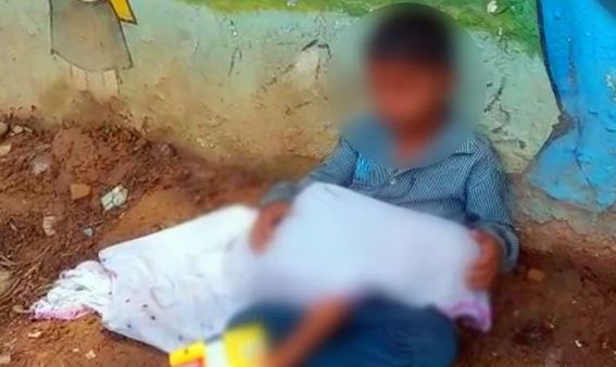 ସାନ ଭାଇର ମୃତ୍ୟଦେହକୁ ରାସ୍ତା କଡରେ ଧରି ବସିଲା ୮ବର୍ଷର ଭାଇ