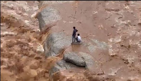 ସେଲଫି ନେଇ ନଦୀରେ ଫସିଲେ ୨ ପର୍ଯ୍ୟଟକ