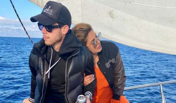 ଦେଶୀ ଗର୍ଲଙ୍କ ରୋମାଣ୍ଟିକ୍ ଡେଟ୍ ,ଭାଇରାଲ ହେଲା ଫଟୋ