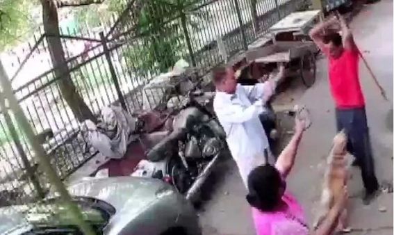 କୁକୁର ଭୁକିବାରୁ ମାଲିକଙ୍କୁ ମାଡ଼ ,ଜଣେ ବ୍ୟକ୍ତିଙ୍କ ଆକ୍ରମଣରେ ୩ ଜଣ ଗୁରୁତର