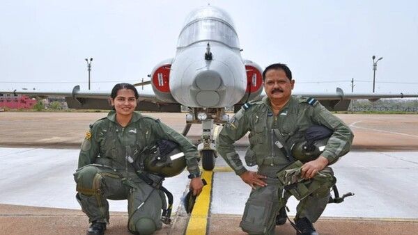 ଏକାଠି ଯୁଦ୍ଧ ବିମାନ ଉଡାଇଲେ ବାପଝିଅ, ଛୁଟୁଛି ପ୍ରଶଂସାର ସୁଅ