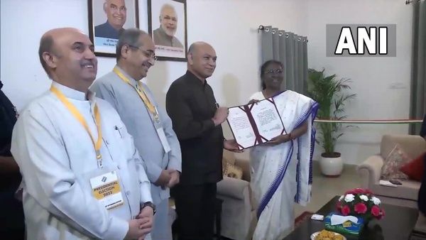 ମୁର୍ମୁଙ୍କୁ ପ୍ରମାଣପତ୍ର ପ୍ରଦାନ କଲେ ରିଟର୍ଣ୍ଣିଂ ଅଧିକାରୀ