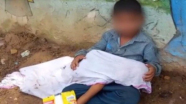 ନେଲାନି ଆମ୍ବୁଲାନ୍ସ, ସାନ ଭାଇର ମୃତଦେହ କୋଳରେ ଧରି ବସିଛି ବଡଭାଇ