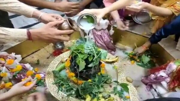 ମହାଦେବ ଦର୍ଶନ କଲେ ବୁର୍ଖାଧାରୀ ମହିଳା