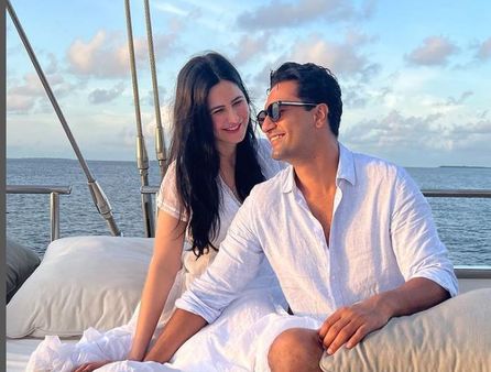 ରୋମାଣ୍ଟିକ୍ ଅନ୍ଦାଜରେ ନଜର ଆସିଲେ ଭିକ୍କି-କ୍ୟାଟ୍ରିନା ,ସୋସିଆଲ ମିଡିଆରେ ପ୍ରଶଂସକ ଦେଲେ ଶୁଭେଚ୍ଛା