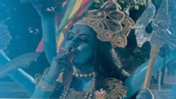 'ମା କାଳୀ'ଙ୍କ ହାତରେ ସିଗାରେଟ୍ ,ପୋଷ୍ଟରକୁ ନେଇ ବିବାଦ