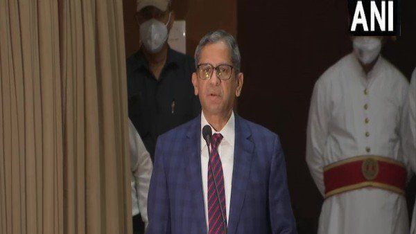 'କଙ୍ଗାରୁ କୋର୍ଟ ଚଲାଉଛି ମିଡ଼ିଆ, ଗଣତନ୍ତ୍ରକୁ ପଛକୁ ନେଉଛି' - ମୁଖ୍ୟ ବିଚାରପତି ରମଣା