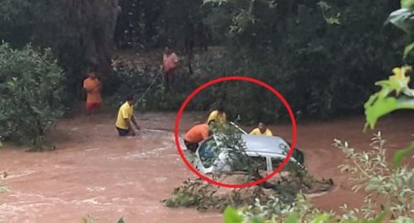 ବନ୍ୟା ପାଣିରେ ଭାସିଗଲା କାର୍‌, ମିଳିଲା ୨ ମୃତଦେହ