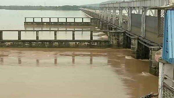 ମୁଣ୍ଡଳୀ ବ୍ୟାରଜରେ ବିପଦ ସଂକେତ ଉପରେ ପ୍ରବାହିତ ହେଉଛି ବନ୍ୟା ଜଳ