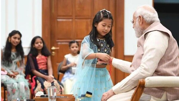 ରାକ୍ଷୀ ପୂର୍ଣ୍ଣିମା ପାଳିଲେ ପ୍ରଧାନମନ୍ତ୍ରୀ ମୋଦି,PMO କର୍ମଚାରୀଙ୍କ କୁନି ଝିଅ ବାନ୍ଧିଲେ ରାକ୍ଷୀ