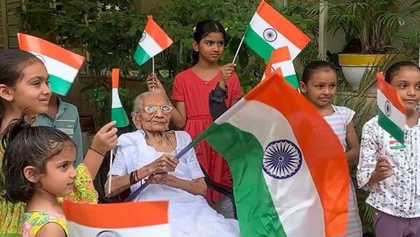 ହର ଘର ତ୍ରିରଙ୍ଗାରେ ସାମିଲ ହେଲେ ପ୍ରଧାନମନ୍ତ୍ରୀ ମୋଦିଙ୍କ ମାଆ ହୀରାବେନ