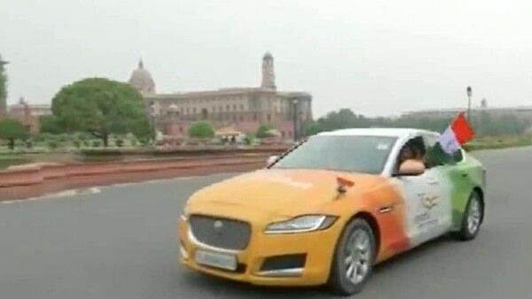 ୭୦ ଲକ୍ଷ ଟଙ୍କାର ଜାଗୁଆର୍ କୁ ତ୍ରିରଙ୍ଗାରେ ସଜାଇଲେ ଯୁବକ