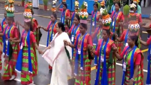 ସ୍ବାଧୀନତା ଦିବସରେ କଳାକାରଙ୍କ ସହ ମିଶି ନାଚିଲେ ପଶ୍ଚିମବଙ୍ଗ ମୁଖ୍ୟମନ୍ତ୍ରୀ